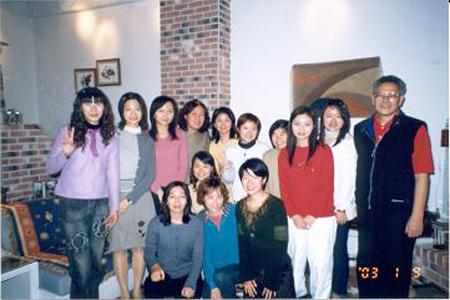 2003 (5).jpg - Jan 9, 2003  老師慶生會(老師家) [Birthday Party for Prof. Shi-Yen Shiau (Prof. Shiau's house)]-5